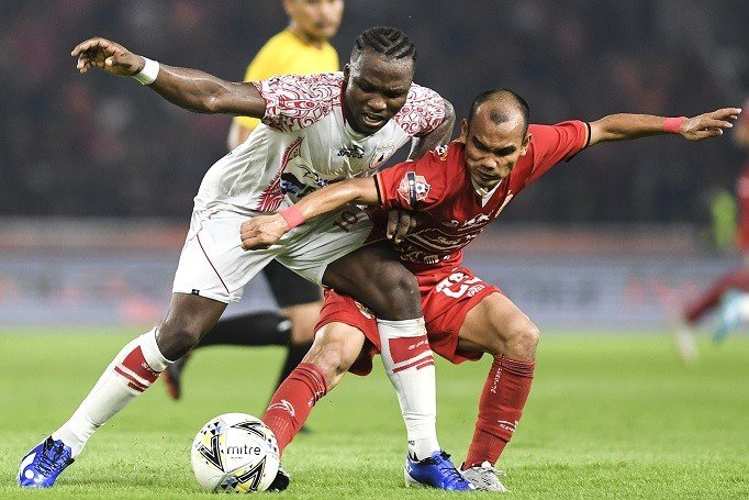 Gelandang Persija Jakarta Riko Simanjuntak (kanan) berebut bola dengan gelandang Persipura Jayapura Ibrahim Posle Conteh pada laga lanjutan Liga 1 di Stadion Utama Gelora Bung Karno, Jakarta, Kamis (28/11/2019). Persija Jakarta menang dengan skor 1-0. ANTARA FOTO/Hafidz Mubarak A/foc.