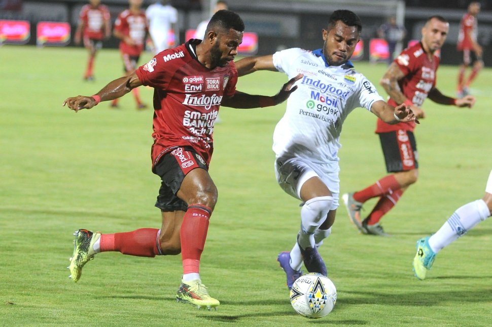 Pesepak bola Bali United Yabes Roni (kiri) berebut bola dengan pesepak bola Persib Bandung Ardi Idrus (kanan) saat pertandingan Liga 1 2019 di Stadion Kapten I Wayan Dipta, Gianyar, Bali, Kamis (28/11/2019). ANTARA FOTO/Fikri Yusuf/foc.