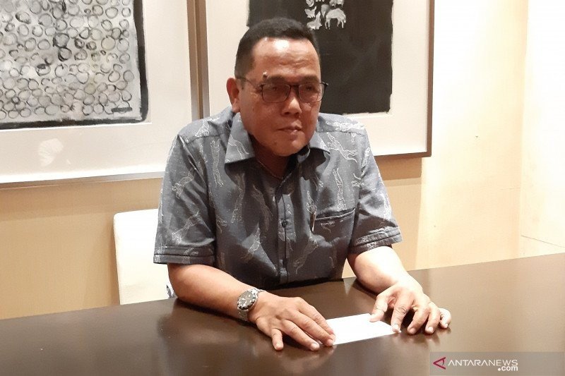 Wakil Ketua Umum PSSI Mayjen TNI Cucu Somantri memberikan keterangan mengenai pertemuan dengan salah satu calon pelatih tim nasional Indonesia Luis Milla di Manila, Filipina, Jumat (29/11/2019). (ANTARA/Michael Siahaan)