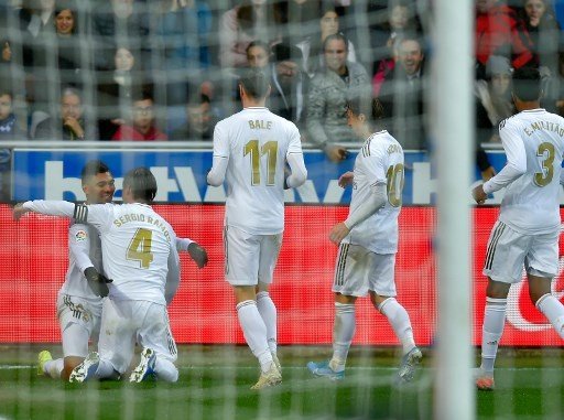 Pemain Real Madrid rayakan gol Sergio Ramos ke gawang Deportivo Alaves dalam pertandingan di  Estadio de Mendizorroza, Sabtu (30/11/2019). [AFP]