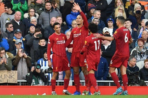 Pemain Liverpool Virgil van Dijk menjebol gawang Brighton and Hove dalam laga Liga Inggris yang berlangsung di Anfield, Sabtu (30/11/2019). [AFP]