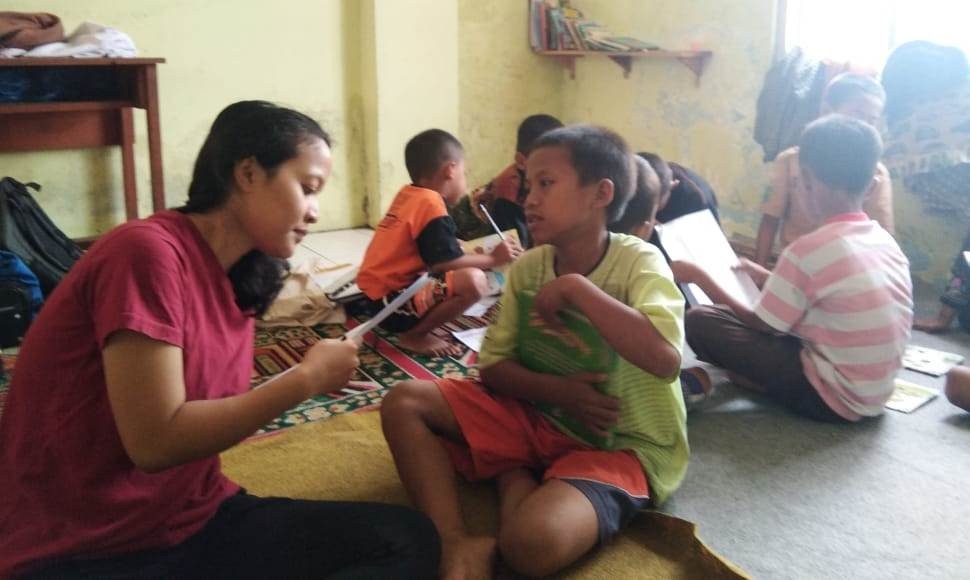 BELAJAR. Belajar. Suasana belajar kelas tunas bagi anak pengungsi Syiah sampang di Rumah Susun Puspa Agro, Jemundo, Sidoarjo, Sabtu 14 September 2019. [Bayu Diktiarsa/Jatimnet]
