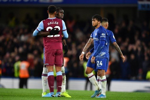 Pemain West Ham United rayakan kemenangan atas Chelsea di Stamford Bridge, Sabtu (30/11/2019). [AFP]