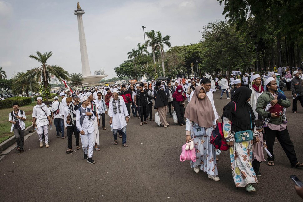 Peserta mengikuti aksi reuni 212 di kawasan Monas, Jakarta, Senin (2/12).[ANTARA FOTO/Aprillio Akbar]