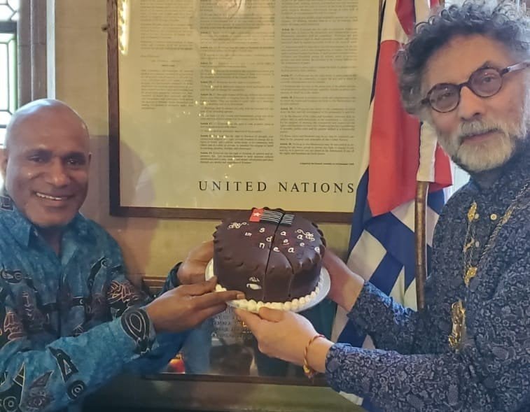 Benny Wenda (kiri) bersama Wali Kota Oxford Craig Simmons menunjukkan kue peringatan hari manifesto politik bangsa West Papua, 1 Desember. [Jubi]