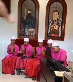 Kolaborasi grup rebana dengan paduan suara gereja (Twitter/katolikg)