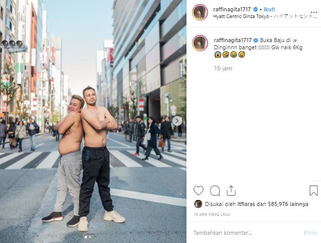 Raffi Ahmad dan asistennya telanjang dada saat liburan ke Jepang. (Instagram/@raffinagita1717)