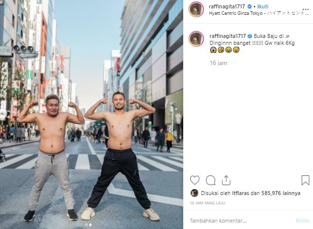 Raffi Ahmad dan asistennya telanjang dada saat liburan ke Jepang. (Instagram/@raffinagita1717)