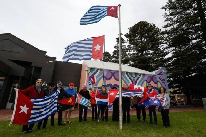 Sudah sejak 10 tahun terakhir warga di Kota Warrnambool Australia selalu mengibarkan Bintang Kejora sebagai dukungan bagi kemerdekaan Papua. [ABC]