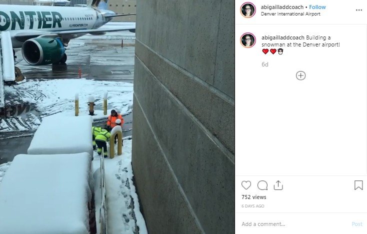 Petugas bandara membuat manusia salju. (Instagram/@abigailladcoach)