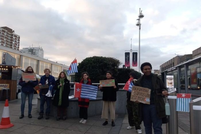 Sejumlah aktivis di Brighton UK mendukung kemerdekaan Papua, Minggu (1/12/2019). [ABC]