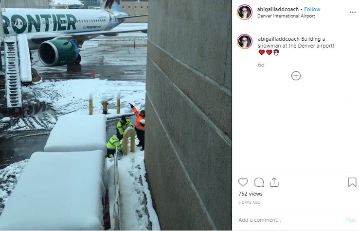 Petugas bandara membuat manusia salju. (Instagram/@abigailladcoach)