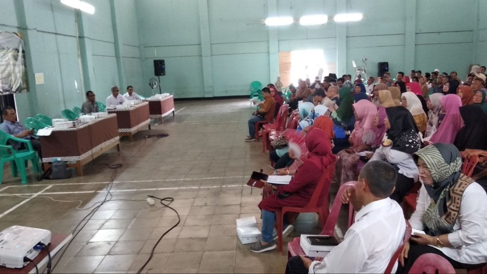 Sejumlah warga desa Bokoharjo, Kecamatan Prambanan, Kabupaten Sleman mengikuti sosialisasi perencanaan Pengadaan Tanah, Pembangunan Proyek Jalan Tol Yogyakarta-Solo, di Balai desa Bokoharjo, Rabu (4/12/2019). [Muhammad Ilham Baktora / SuaraJogja.com]