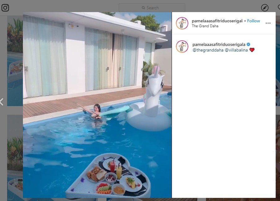 Pamela Safitri menikmati floating breakfast di resort Bali. Tangkapan layar video (instagram.com/pamelaaasafitriduoserigala)