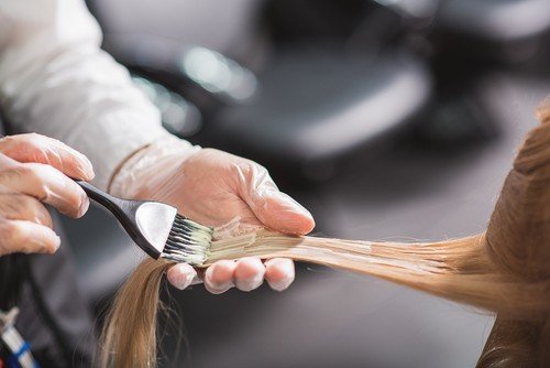 Produk pewarna rambut dikaitkan dengan risiko kanker. (Shutterstock)