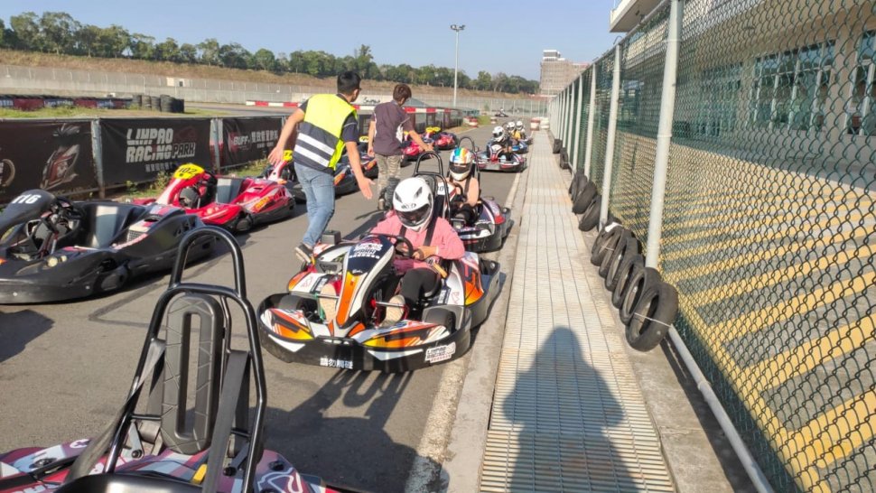 Main gokart di Lihpao Racing Park di dalam arena  Lihpao Resort, Taichung, Taiwan. (Suara.com/Risna Halidi)