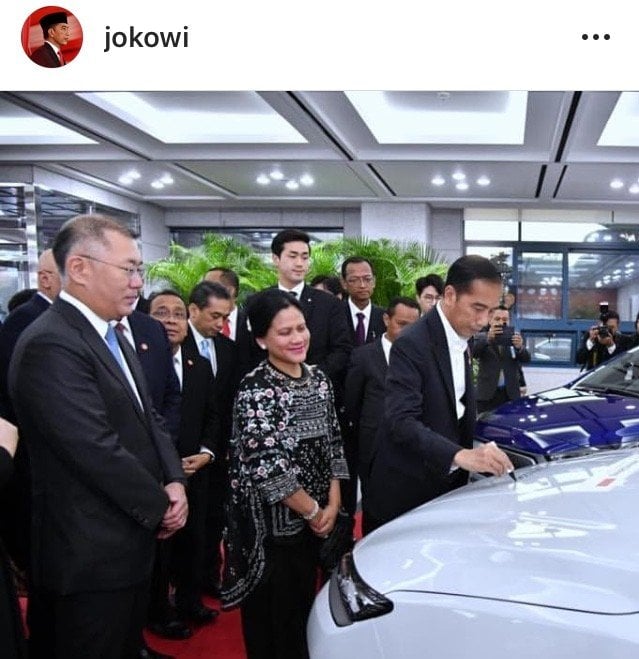 Presiden Joko Widodo berikan tanda tangan untuk MoU Hyundai [Instagram: @jokowi].