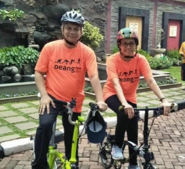 Sri Mulyani dan suami menaiki sepeda Brompton (ist)