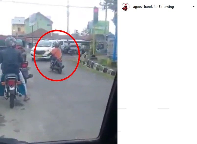 Aksi nekat emak-emak yang menghadang arus lalu lintas dari lawan arah. (Instagram)
