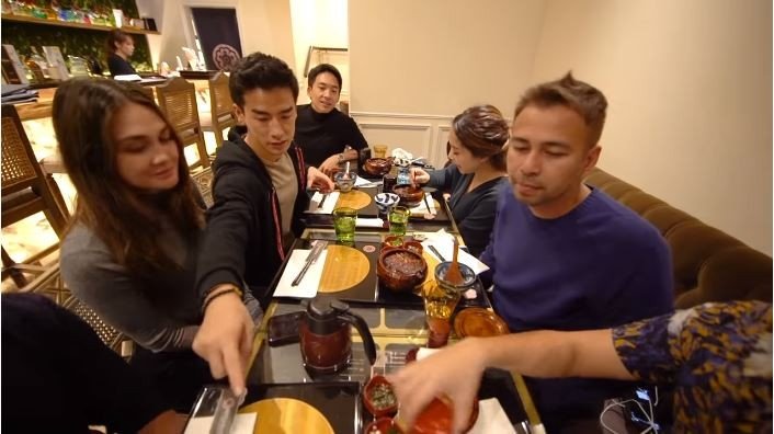 Raffi Ahmad dan Nagita Slavina di Restoran Milik Ryochin (youtube.com/Rans Entertainment)