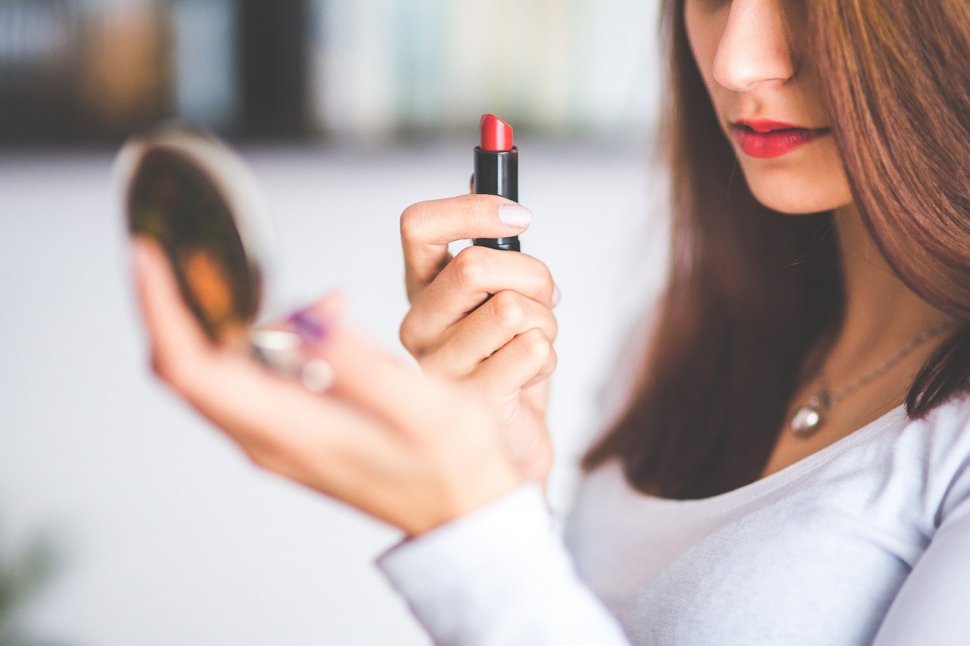 Perempuan memakai lipstik merah. (Pixabay/Karolina Grabowska)