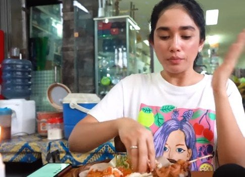 Ussy Sulistiawaty mukbang. (YouTube/Ussy Andhika Official)