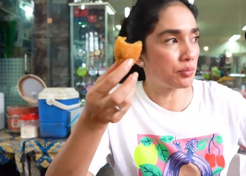 Ussy Sulistiawaty mukbang. (YouTube/Ussy Andhika Official)