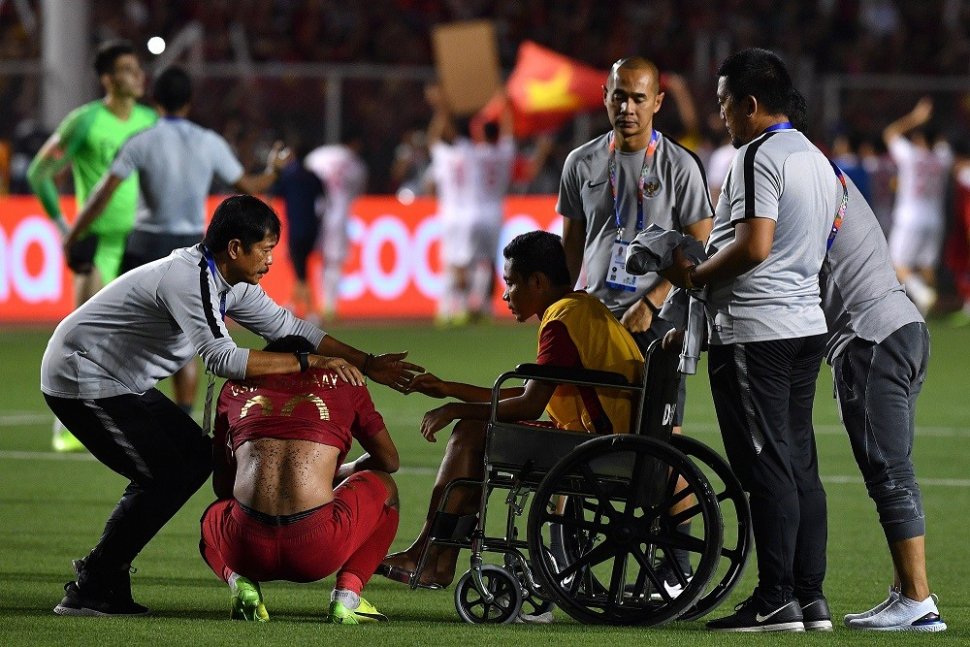 Pelatih Timnas U-22 Indonesia Indra Sjafri (kiri) menenangkan para pemainnya Osvaldo Haay (kedua kiri) dan Evan Dimas (ketiga kanan) seusai kalah dari Timnas Vietnam dalam final sepak bola putra SEA Games 2019 di Stadion Rizal Memorial, Manila, Filipina, Selasa (10/12/2019). Timnas U-22 Indonesia meraih medali perak setelah kalah 0-3 dari Vietnam. ANTARA FOTO/Sigid Kurniawan/ama.