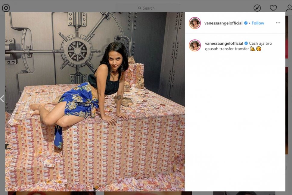 Foto di Atas 'Tumpukan Uang', Vanessa Angel: Cash Saja Nggak Usah Transfer. (instagram.com/vanessaangelofficial)