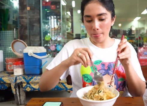 Ussy Sulistiawaty mukbang. (YouTube/Ussy Andhika Official)