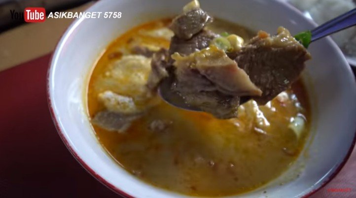 Penjual soto tangkar fasih berbahasa Inggris. (YouTube/Asik Banget)