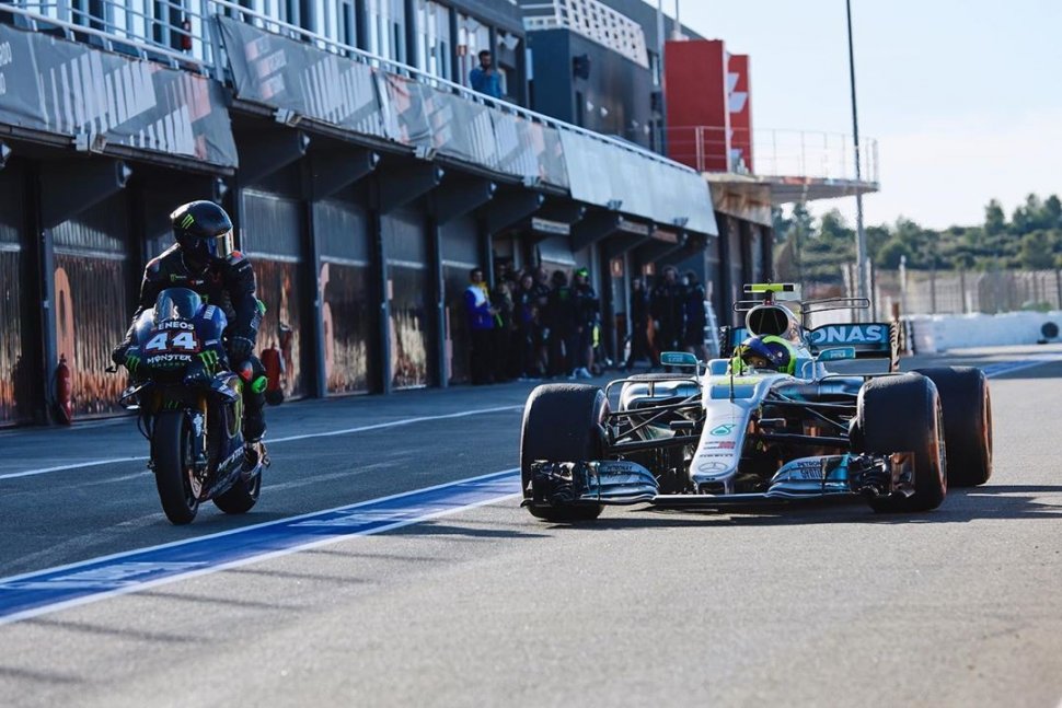 Duel Valentino Rossi vs Lewis Hamilton di Sirkuit Valencia. (Instagram/@valeyellow46)