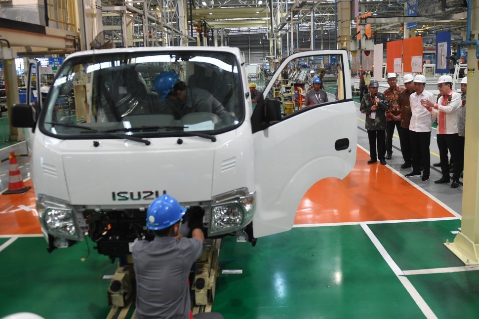 Presiden Jokowi melepas ekspor perdana Isuzu Traga di Karawang Timur, Jawa Barat [ANTARA FOTO/Akbar Nugroho Gumay]