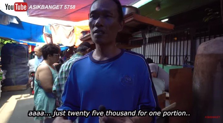 Penjual soto tangkar fasih berbahasa Inggris. (YouTube/Asik Banget)