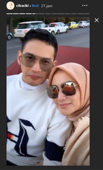 Bulan madu di Italia, Rezky Adhitya dan Citra Kirana naik delman. (Instagram/@citraciki)