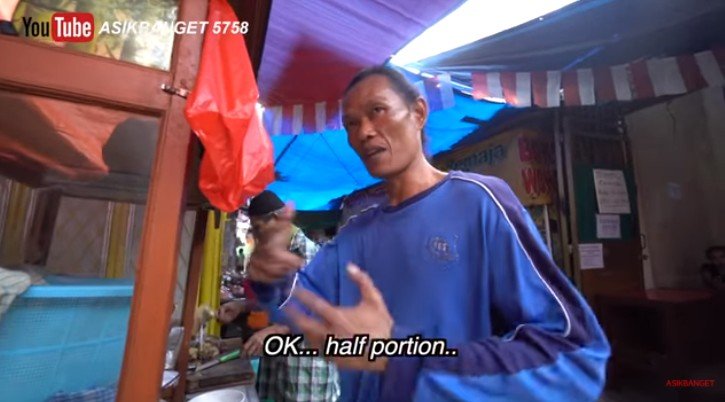 Penjual soto tangkar fasih berbahasa Inggris. (YouTube/Asik Banget)