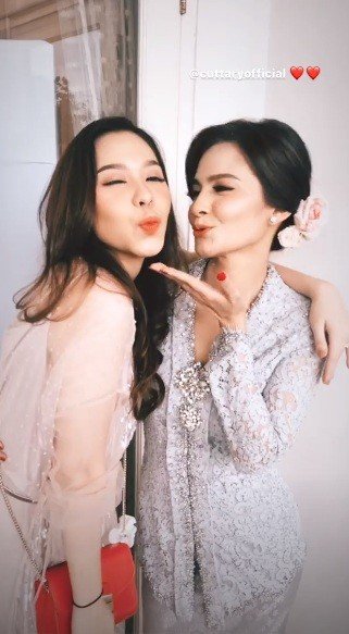 Cut Tari cantik berkebaya silver [Instagram]