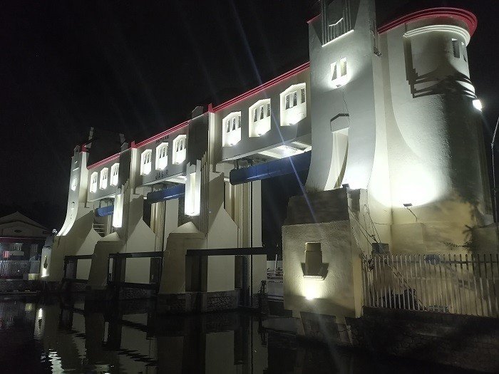Pintu Air Jagir di Surabaya dikenal memiliki penunggu sosok buaya putih. (Suara.com/Arry Saputra)