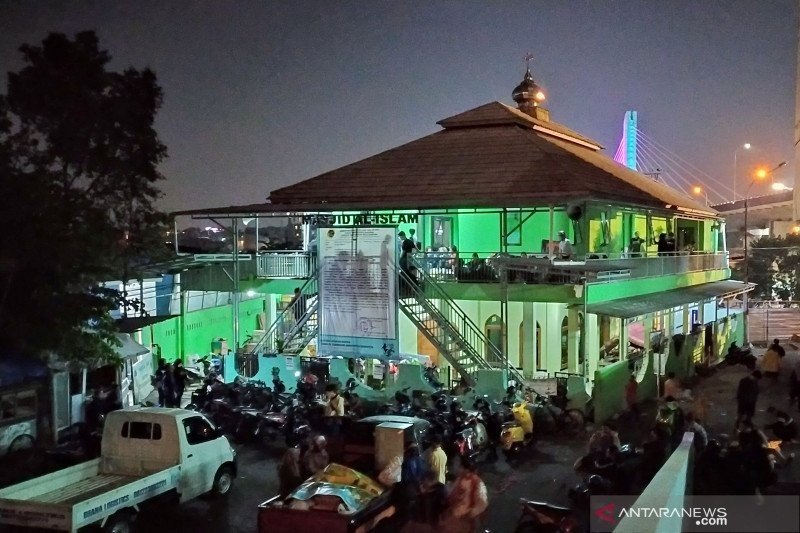 Masjid Al-Islam yang menjadi tempat pengungsian untuk warga usai pembongkaran bangunan di Tamansari, Kota Bandung, Kamis (12/12/2019). (ANTARA/Bagus Ahmad Rizaldi)