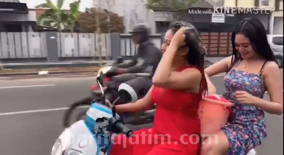 Video dua perempuan mandi di atas sepeda motor yang tengah viral di Mojokerto. [Foto: istimewa]