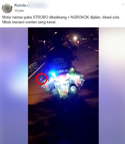 Pengendara motor yang memakai strobo dan merokok di jalan. (Facebook)