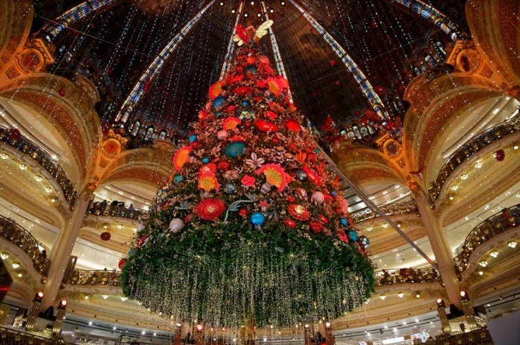 Pohon Natal Galeries Lafayette, Paris. (Shutterstock)