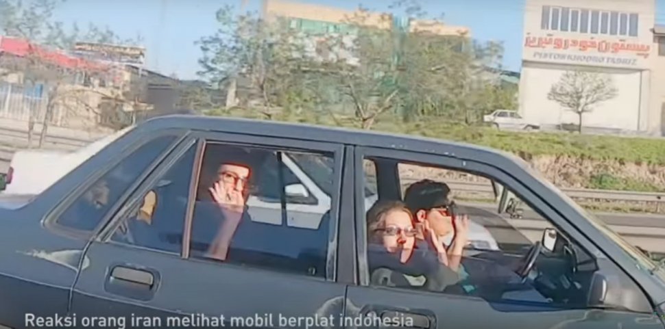 Reaksi orang Iran saat melihat mobil berpelat nomor Indonesia. (Youtube)