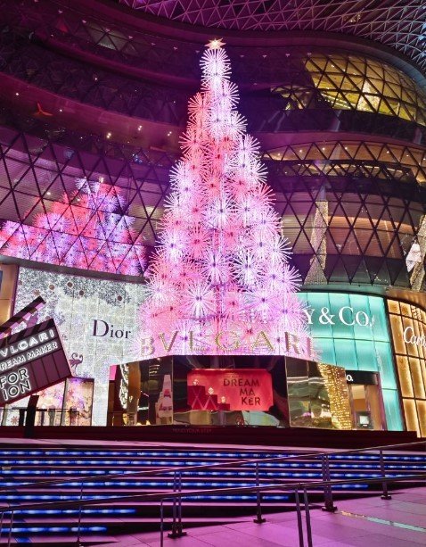 Pohon Natal ION Orchard, Singapura. (businessinsider.sg)