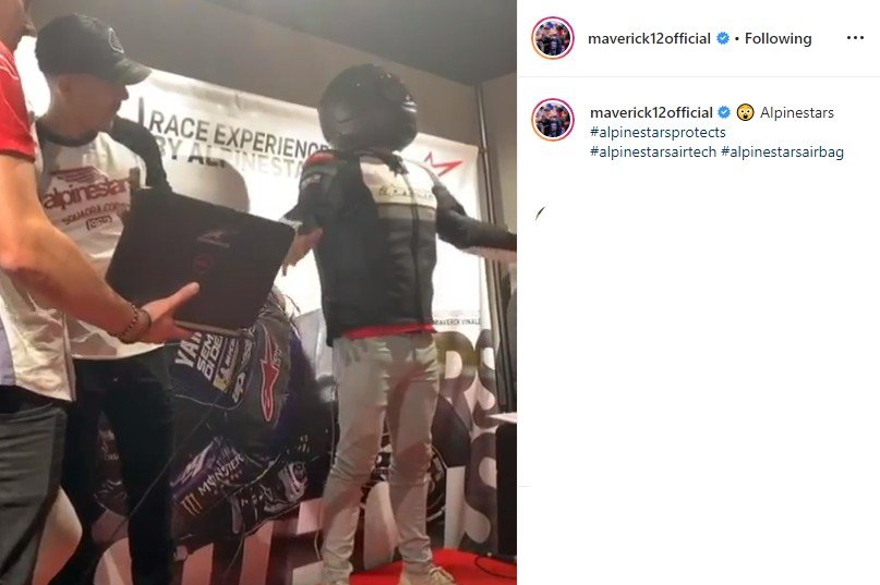 Maverick Vinales di saat peluncuran jaket airbag. (Instagram)