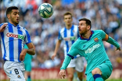 Lionel Messi bersiap melepaskan tendangan ke gawang Real Sociedad, Sabtu (14/12/2019). [AFP]