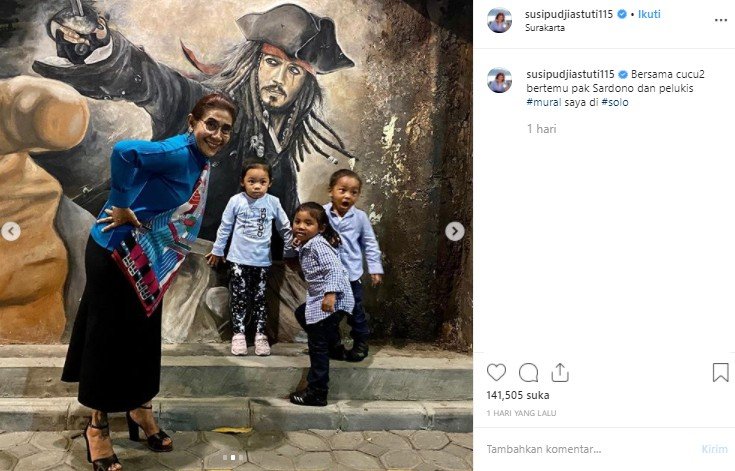 Liburan ke Solo, Susi Pudjiastuti ajak cucu berfoto di depan mural. (Instagram/@susipudjiastuti115)