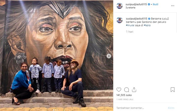 Liburan ke Solo, Susi Pudjiastuti ajak cucu berfoto di depan mural. (Instagram/@susipudjiastuti115)