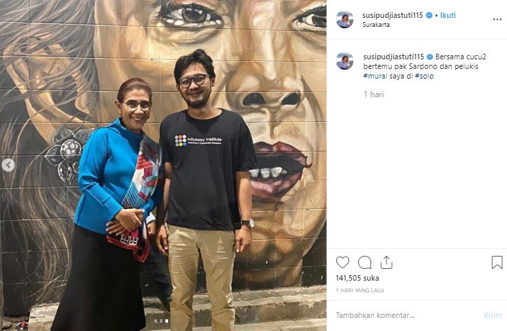 Liburan ke Solo, Susi Pudjiastuti ajak cucu berfoto di depan mural. (Instagram/@susipudjiastuti115)