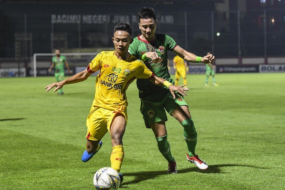 Pesepak bola Bhayangkara FC Sani Rizki (kiri) berusaha melewati pesepak bola Kalteng Putra Onorionde Kughegbe (kanan) pada laga lanjutan Liga 1 di Stadion PTIK, Jakarta, Senin (16/12/2019). ANTARA FOTO/Galih Pradipta/wsj.